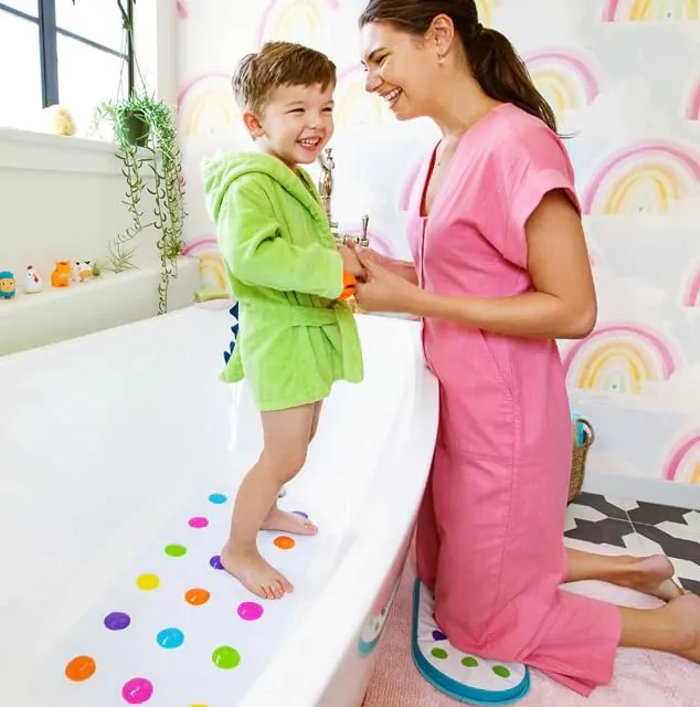 Munchkin Dots Bath Mat Review: Kids Non-Slip Tub Mat image 3