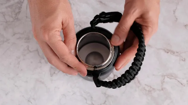 IRON °FLASK Paracord Handle Review: Bottle Carrier image 6